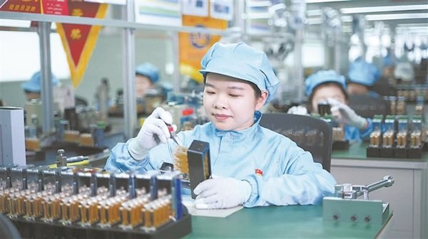实干砺尖兵 匠心筑通途 对照阅读