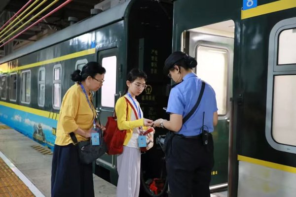 京铁爱心服务组成员在为旅客服务...